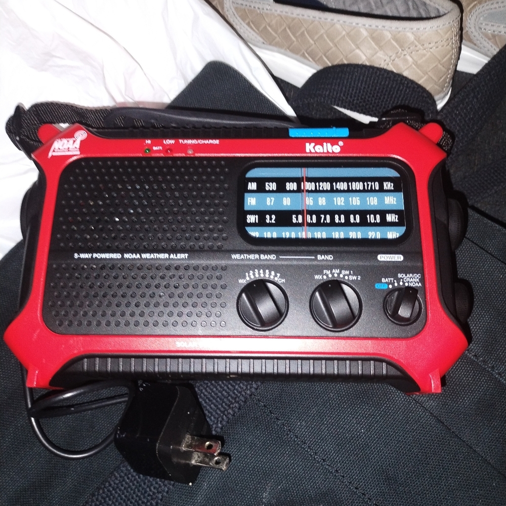 Kaito KA500 AM FM Shortwave Solar Crank Emergency Weather Alert Radio - Red EUC - Picture 8 of 12